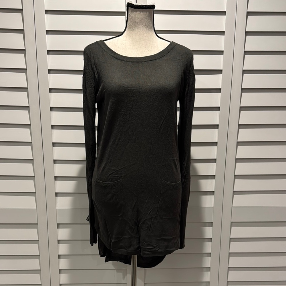 Olive Olivia Green Fitted Tunic Top with front Pockets, very soft.